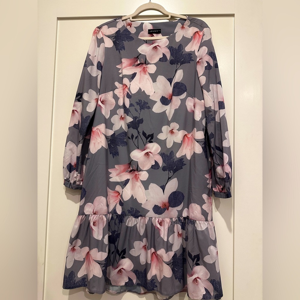 Beautiful and flattering flower dress by DIZZY, like new, size L
